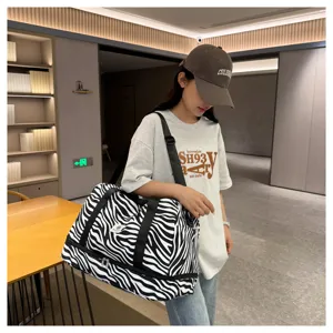 Gran bolsa de viaje con estampado de cebra, bolso de equipaje ligero y portátil.