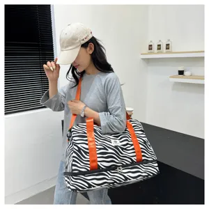 Gran bolsa de viaje a rayas con cinta para maleta, equipaje ligero y portátil para mujer.