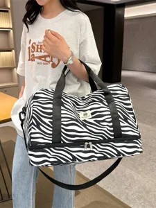 Bolso de viaje grande a rayas de cebra con compartimento para zapatos para fin de semana.