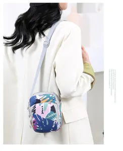 Vue detaillee du mini sac bandouillere en nylon colore avec une sangle reglable.