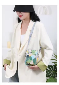 Petit sac bandoulière en nylon pour femme avec imprimé abstrait, sac vertical polyvalent.