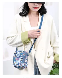 Mini sac bandoulière en nylon pour téléphone avec imprimé abstrait et bandoulière réglable.
