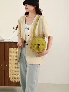 Sac bandoulière rond chic pour femme, sac fourre-tout tendance en nylon avec sangle.