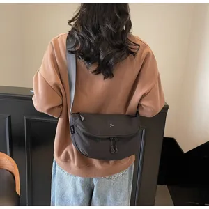 Λεπτομερής όψη μιας κομψής μαύρης casual νάιλον τσάντας χιαστί με όμορφο καπάκι.