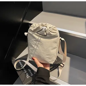 Μίνι χιαστί τσάντα από νάιλον σε σχεδιασμό niche, ελαφριά θήκη τηλεφώνου με κορδόνι.
