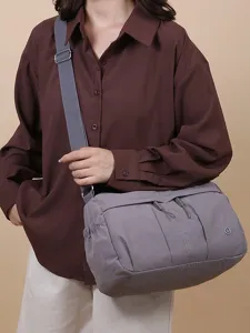Sac bandouillere en nylon leger avec plusieurs poches et sangle large pour voyage et usage.