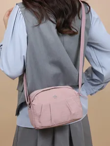 Sac bandoulière tendance en nylon pour femme, sac casual léger pour le travail et les voyages.