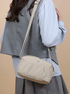 Sac bandoulière en nylon décontracté pour femme, sac porté épaule élégant et pratique.