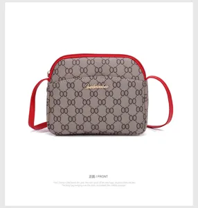Sac à bandoulière monogrammé classique pour femme avec bordure rouge et logo chic au quotidien.