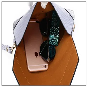 Elegante grijze krokodil reliëf envelop clutch tas met handige capaciteit detail weergave.