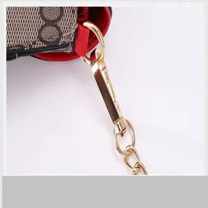 Vue détaillée de sac à épaule pour femme avec imprimé monogramme et quincaillerie dorée luxueuse.