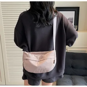 Λεπτομερής όψη casual νάιλον τσάντας χιαστί, σε σχήμα ημισελήνου για καθημερινή χρήση.