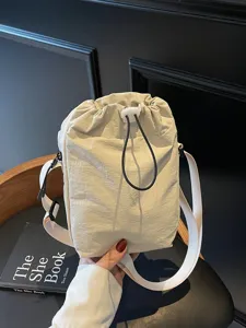 Minimalistiki tsanta omou apo nylon me kordoni gia gynaikes, elafry mini tsantaki kinhtoy.