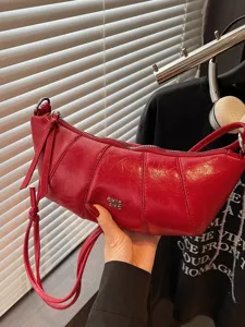Κόκκινη γυαλιστερή τσάντα ώμου μισοφέγγαρο για γυναίκες, κομψή μινιμαλιστική τσάντα.