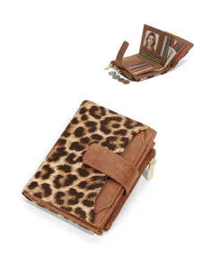 Portafoglio donna leopardo con scomparti carte, tasca monete con zip e finestra trasparente.
