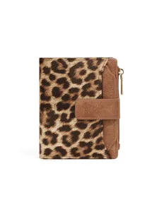 Portafoglio corto da donna con stampa leopardata, finiture in pelle marrone e zip.
