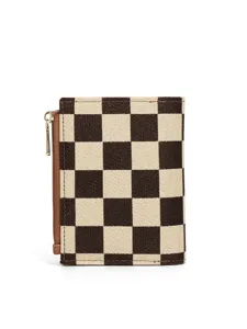 Vista dettagliata del portafoglio marrone a quadretti con tasche per carte e zip.