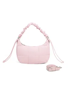 Sac porté épaule matelassé rose avec poignée froncée et détail de bandoulière réglable.