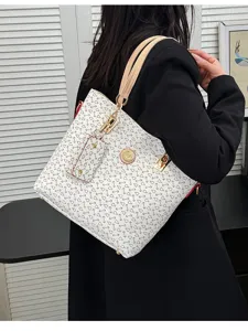 Κομψή γυναικεία τσάντα ώμου shopper με μικρό αξεσουάρ τσαντάκι για καθημερινή κομψή χρήση.