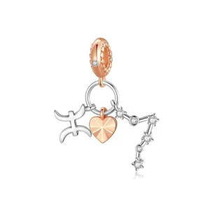Vue détaillée d'un charm zodiaque bicolore en pendentif DIY avec des pierres étincelantes.