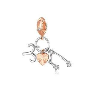 Détail du charm pendentif constellation plaqué or rose avec un cœur et des pierres étincelantes.