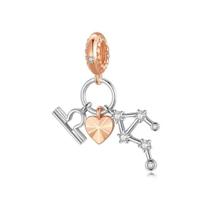 Gros plan du pendentif constellation en argent et or rose avec des détails étincelants en zircon.