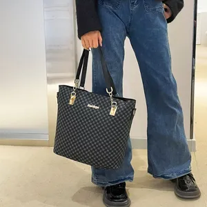 Κομψή γυναικεία τσάντα ώμου tote με σκούρο καρό μοτίβο και κομψά λουράκια αλυσίδας.