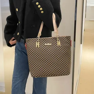 Λεπτομερης οψη της κομψης καφε τσαντας shopper με μοτιβο μονογραμμα και μεταλλικα στοιχεια.