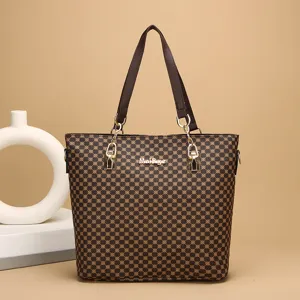 Κομψή καφέ γυναικεία τσάντα shopper με μονόγραμμα, δερμάτινα χερούλια και χρυσές λεπτομέρειες.