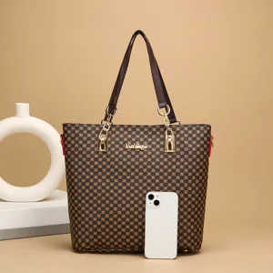 Vintage καφέ τσάντα tote με γεωμετρικό μοτίβο, διπλές λαβές και κομψές χρυσές λεπτομέρειες.