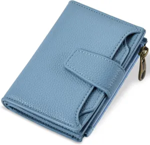 Portafoglio pieghevole in pelle blu da donna con molteplici fessure per carte e monete.