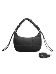 Sac à bandoulière matelassé noir avec cordon coulissant élégant et sangle réglable.