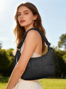 Élégant sac à épaule matelassé noir pour femme, sac à main léger et décontracté chic quotidien.