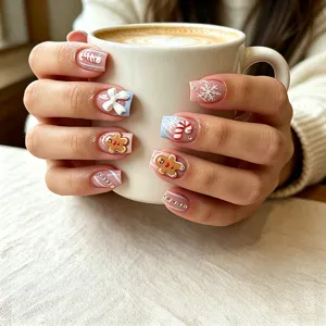 Gedetailleerde opname van kerst neppe nagels met 3D peperkoekman en sneeuwvlokken.
