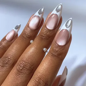 Detailansicht von weiße französische Cat-Eye-Künstnägeln mit dreidimensionalem Silberakzent.