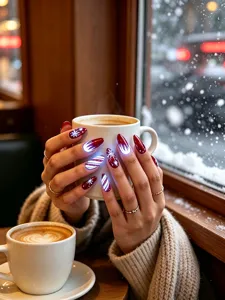 Kerst kunstnagels lange amandelvorm nepnagels met oplichtende sneeuwvlok en streep patronen.