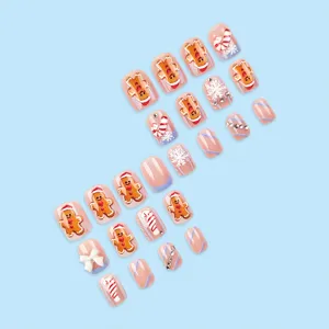 Gedetailleerd overzicht van kerst neppe nagels met 3D peperkoekmannetjes en sneeuwvlokken.