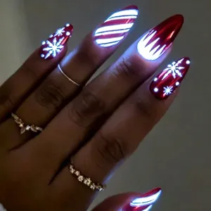 Details van glow in the dark kerst neptnagels, lange amandelvorm rood sneeuwvlok patroon