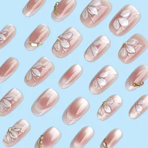 Nude roze verloop neppe nagels met 3D zilveren bloemen, parels en chique strass-steentjes.
