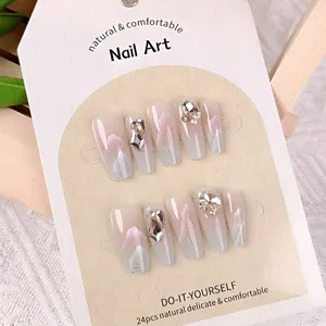 Vista detallada de 24 uñas postizas con diamantes de imitación y diseño degradado.