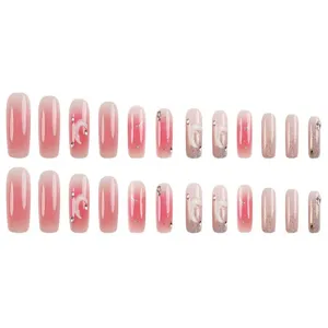Set de uñas postizas degradadas rosas con pedrería brillante y abalorios de anime