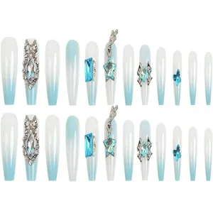 Set de uñas postizas ataúd largas con degradado azul, elegantes pedrerías y bonitos dijes.