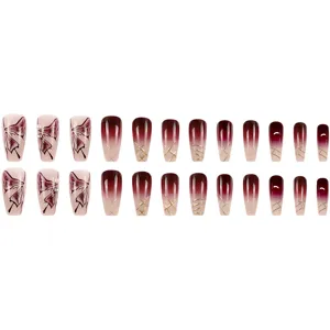 Uñas postizas largas ataúd degradado borgoña línea dorada mariposa pedrería set 24pcs