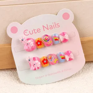 Primer plano de uñas postizas 3D para niños con lindo diseño de poni y bonitas flores.