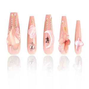 Vue détaillée de faux ongles rose nœud cristal 3D, art d'ongle élégant et délicat.