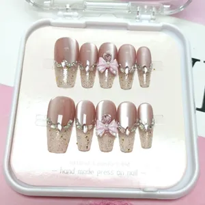 Uñas postizas largas hechas a mano con purpurina de ojo de gato, pedrería y lazos rosados bonitos.