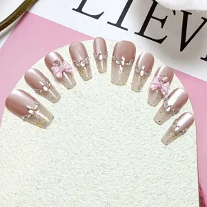 Uñas postizas largas hechas a mano con efecto ojo de gato, pedrería brillante y bonitos lazos.