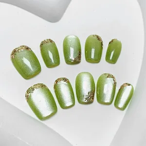 Uñas postizas verde esmeralda efecto ojo de gato cortas con detalle de purpurina dorada