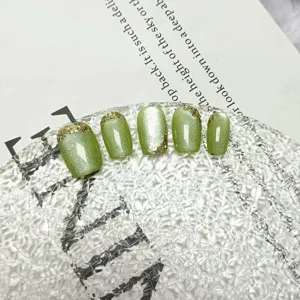 Uñas postizas ojo de gato verde esmeralda con purpurina dorada, uñas cortas hechas a mano detalle.