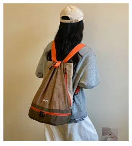 Wasserdichter Schwimmrucksack mit Schuhfach und Nass-Trocken-Trennung für Strand und Sport.